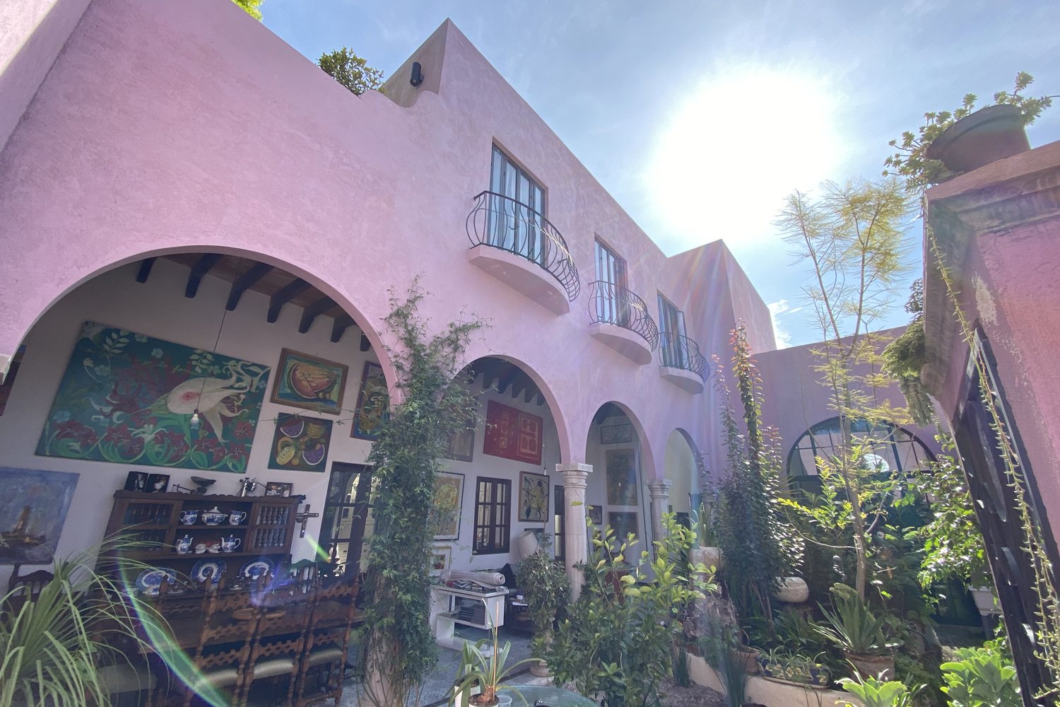 Casa Estudio Elena Ro — patio y fachada rosa con arcos