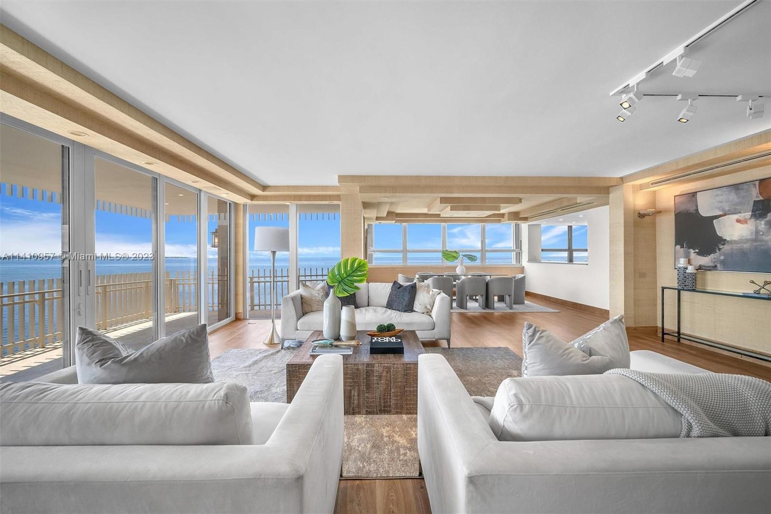 Grove Isle — el estar abierto a la terraza y a la bahía
